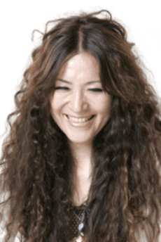 山根麻以